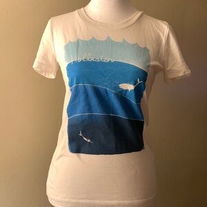 Hollister Ocean Print Short Sleeve T Shirt. White w/ shades of Blue. Size S